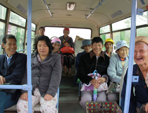 2013年9月安宁公交公司开通鸣矣河专线公交车